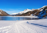 Der nahegelegene Silsersee lädt zu Wanderungen und Skitouren ein.