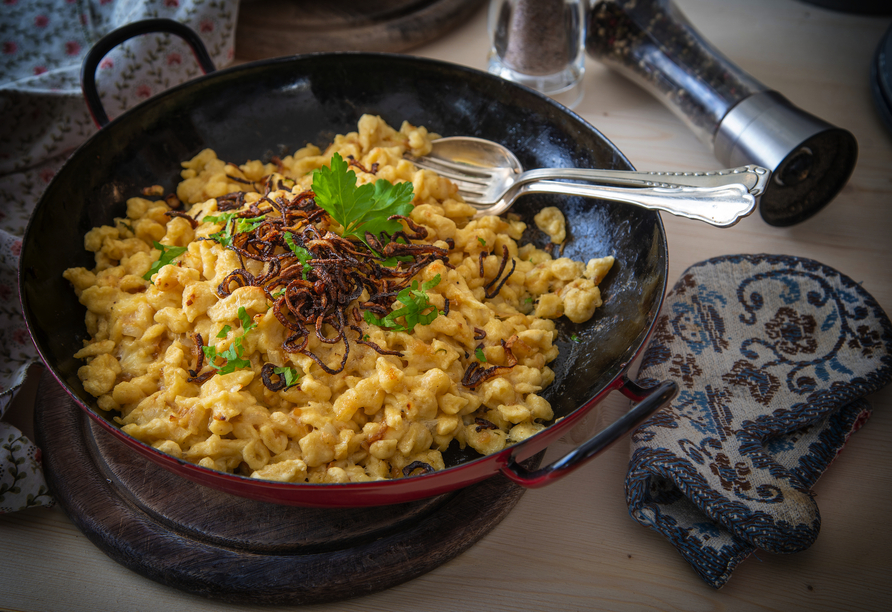 Bei einem Urlaub in Tirol darf das deftige Käsespätzle nicht fehlen.