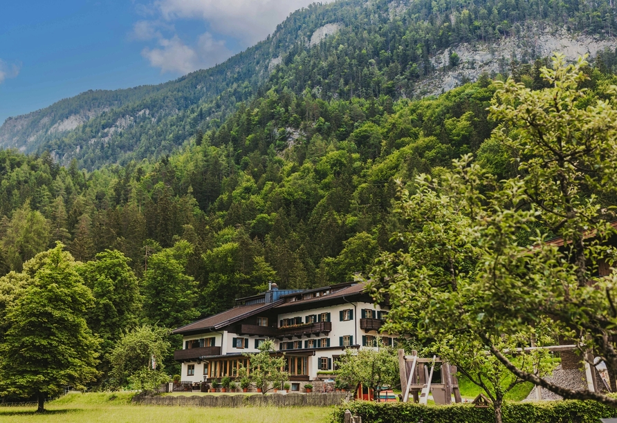 Das Naturhotel Schütterbad liegt eingebettet in den Bergen des Saalachtals. 