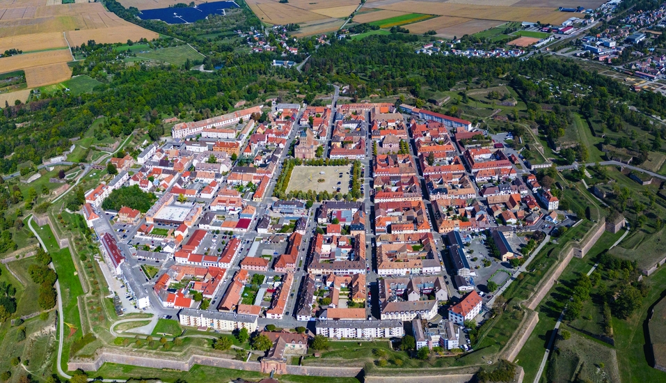 Eine Stadt wie ein Kunstwerk: Bestaunen Sie die präzise Struktur von Neuf-Brisach.