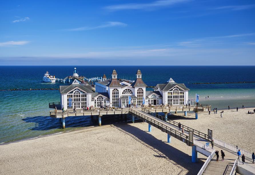 Besuchen Sie die bekannte Seebrücke Sellin auf Rügen.