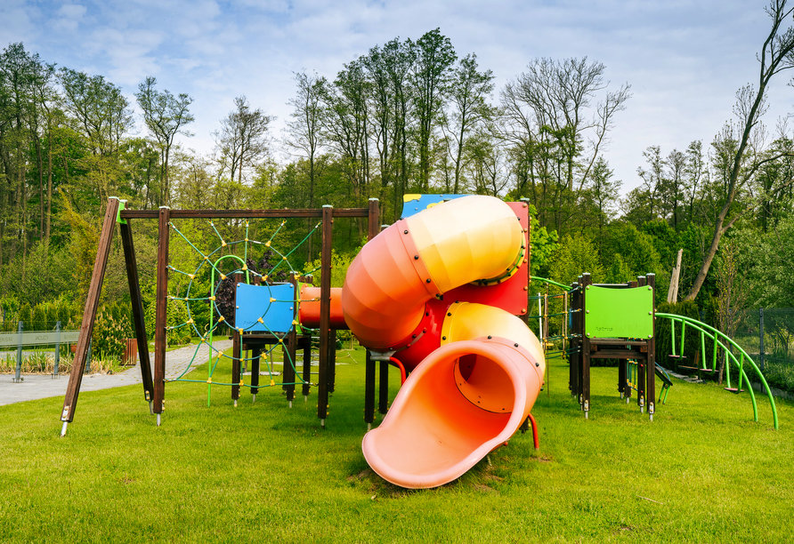 Der Spielplatz hat für Kinder einiges zu bieten.