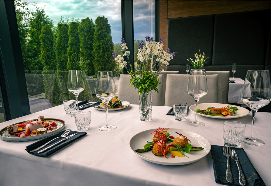 Im edlen Restaurant des Hotels werden Sie kulinarisch verwöhnt.