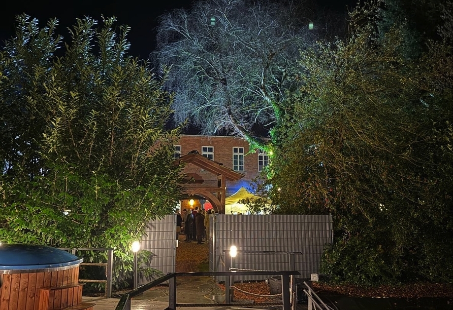 Garten des Hotels bei Nacht