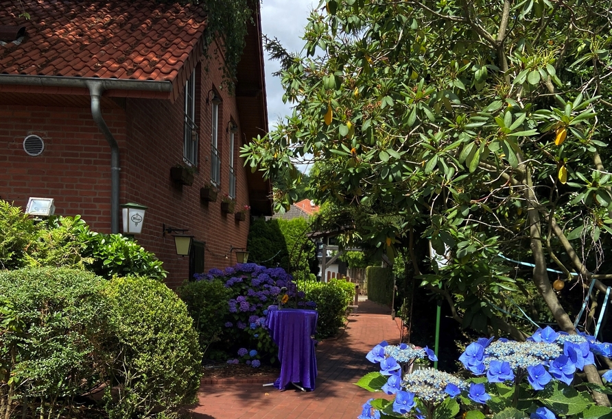 Spazieren Sie durch den hübschen Garten des Hotels.