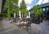 Nehmen Sie bei schönem Wetter auf der hübschen Terrasse des Hotels Platz.