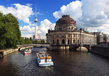 Berlin lässt sich auch wunderbar von einem Ausflugsboot aus erkunden.