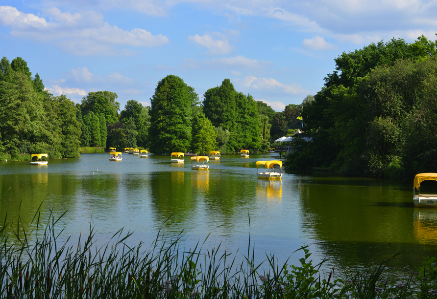 Wie wäre es mit einer Tour mit einem der gelben Ausflugsboote, den Gondolettas, im Luisenpark?