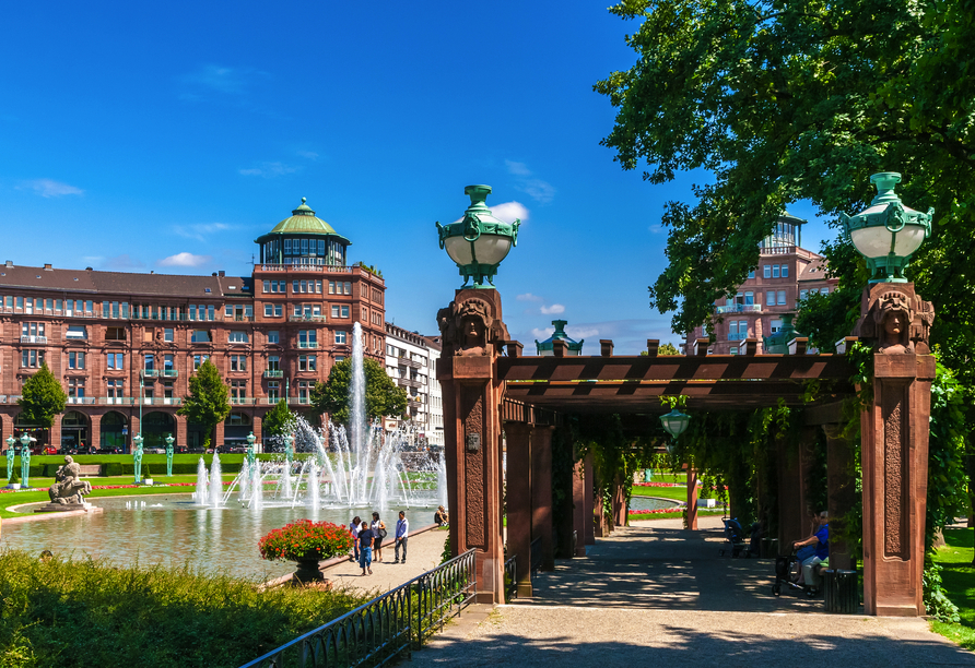 Grüne Idylle mitten in der Innenstadt: der Friedrichsplatz in Mannheim im neubarocken Stil