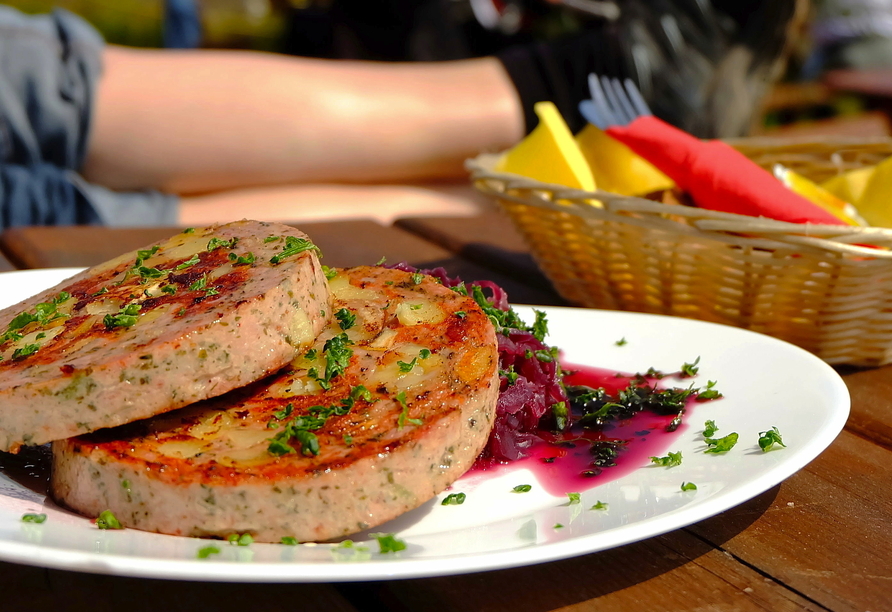 Probieren Sie typische regionale Gerichte wie Pfälzer Saumagen.