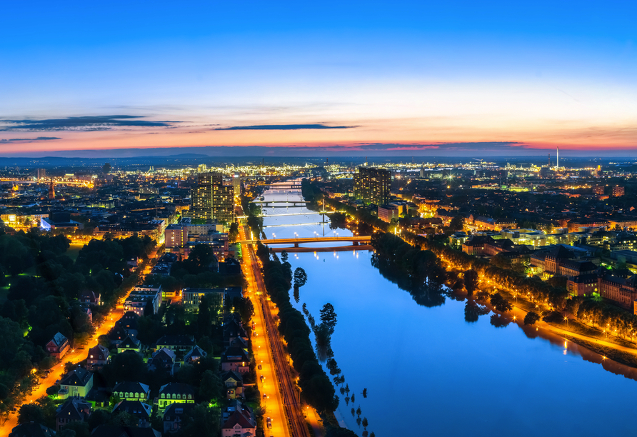 Mannheim und Ludwigshafen sind über eine Brücke miteinander verbunden.