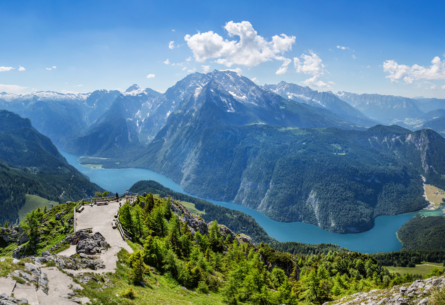 Genießen Sie den Blick über den Königssee.