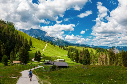 Wandern Sie die Mitterkaseralm entlang und entdecken Sie das Berchtesgadener Land.