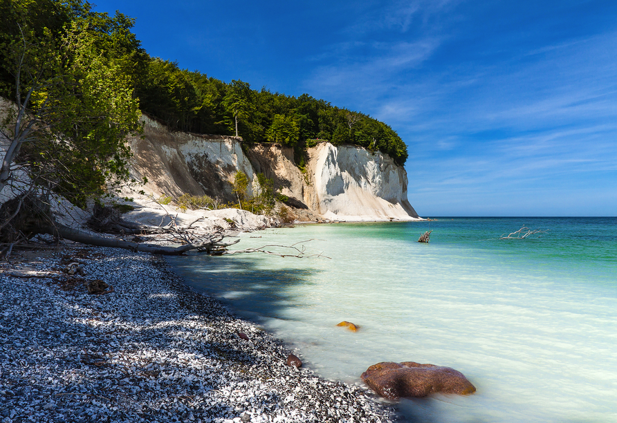 Die idyllische Strandlandschaft auf Rügen begeistert mit ihren beeindruckenden Kreidefelsen und dem türkisblauen Wasser.