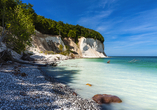 Die idyllische Strandlandschaft auf Rügen begeistert mit ihren beeindruckenden Kreidefelsen und dem türkisblauen Wasser.