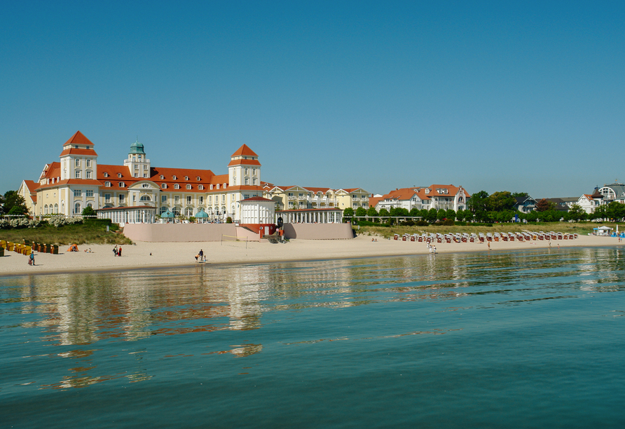 Die Küstenstadt Binz beeindruckt mit ihrer klassischen Bäderarchitektur und einem herrlichen Blick auf das Wasser.