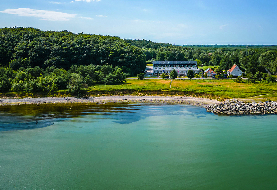 Nur etwa 100 m trennen das Hotel vom malerischen Kiesstrand und der Ostsee.