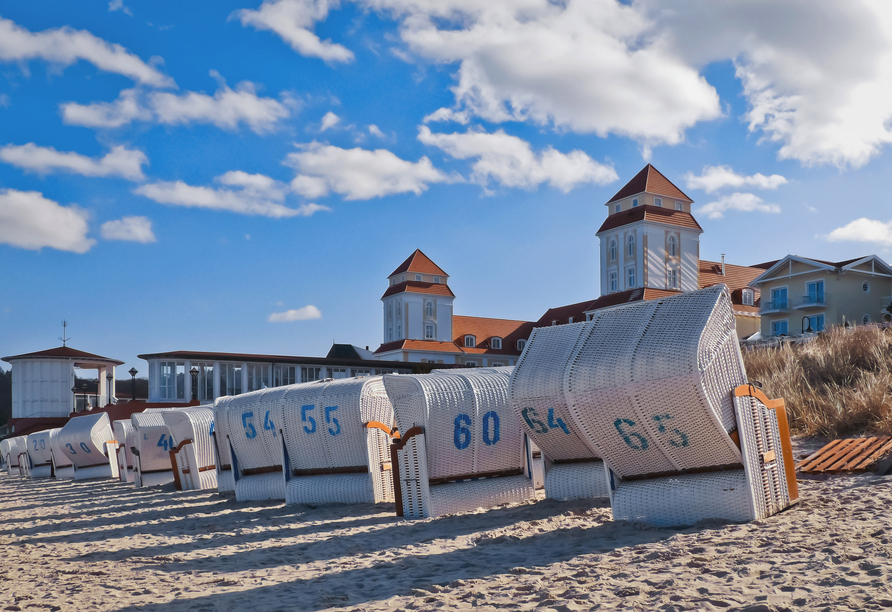 Natürlich dürfen die typischen Strandkörbe am Ostseestrand nicht fehlen.