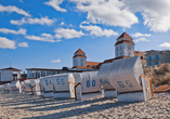 Natürlich dürfen die typischen Strandkörbe am Ostseestrand nicht fehlen.