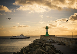 Die Sonnenauf- und -untergänge tauchen die Szenerie um den Leuchtturm in Sassnitz in ein magisches Licht.