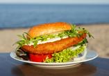 Ein Fischbrötchen darf nicht fehlen! Genießen Sie den Geschmack der Ostsee mit Blick auf die herrliche Weite des Horizonts.