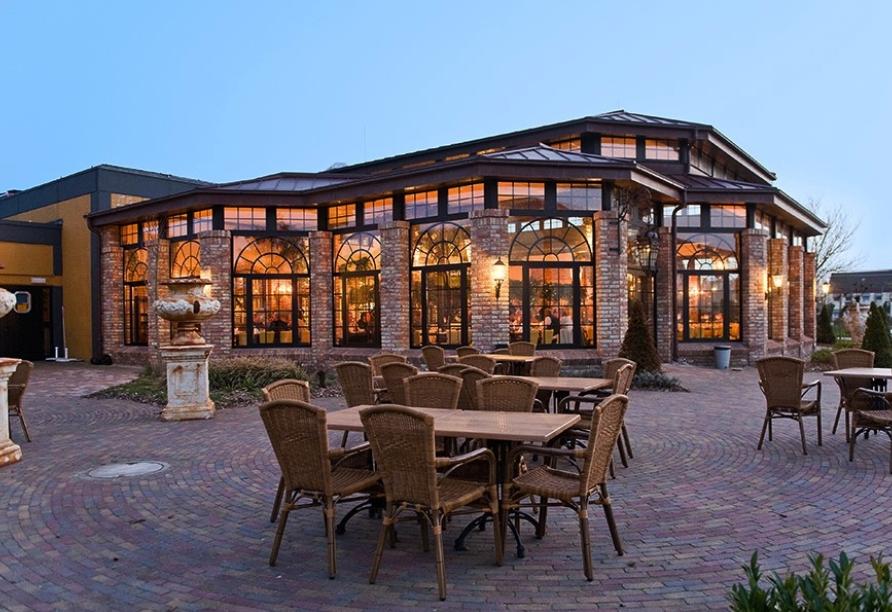 Lassen Sie sich auf der gemütlichen Terrasse des Restaurants im Wangerland Resort nieder.