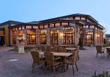 Lassen Sie sich auf der gemütlichen Terrasse des Restaurants im Wangerland Resort nieder.