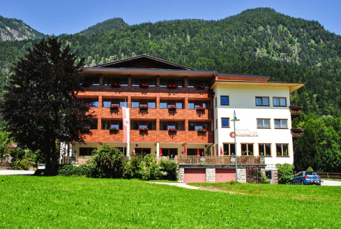 Der Gasthof Kaiserblick begrüßt Sie eingebettet in der Tiroler Bergkulisse.