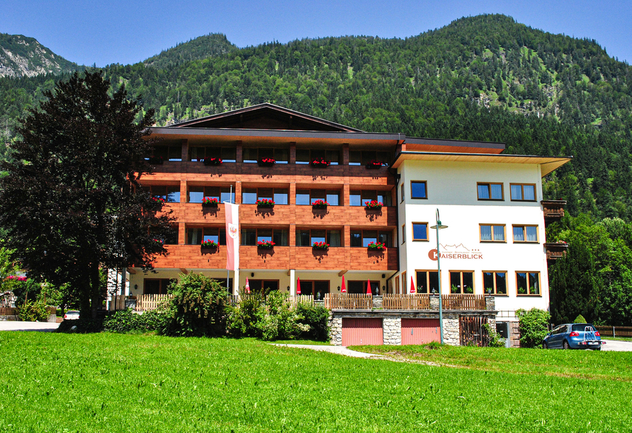 Das Hotel Kaiserblick begrüßt Sie eingebettet in der Tiroler Bergkulisse.