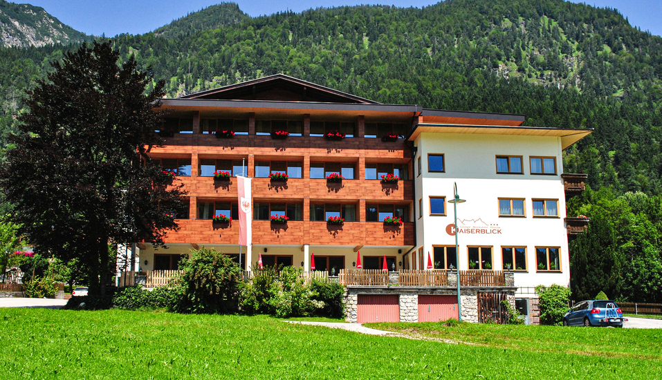 Das Hotel Kaiserblick begrüßt Sie eingebettet in der Tiroler Bergkulisse.