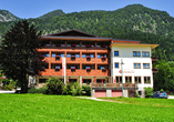 Das Hotel Kaiserblick begrüßt Sie eingebettet in der Tiroler Bergkulisse.