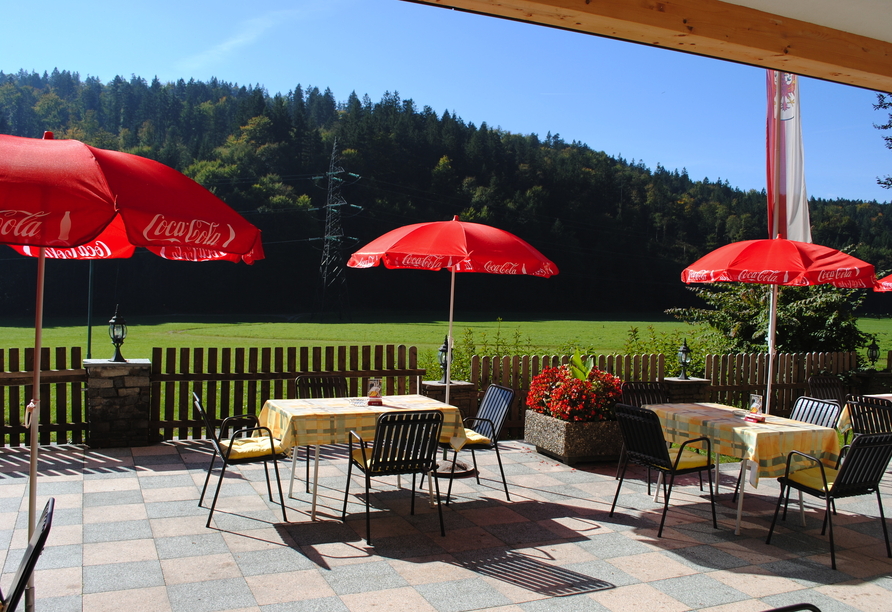 Genießen Sie die frische Bergluft auf der Terrasse.