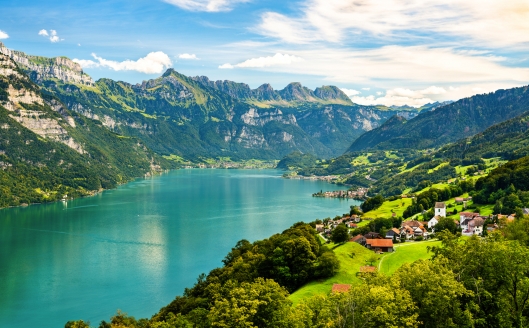 Der Walensee gehört zu den tiefsten und größten Seen der Schweiz und ist bekannt für sein kristallklares Wasser.