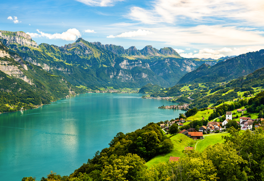 Der Walensee gehört zu den tiefsten und größten Seen der Schweiz und ist bekannt für sein kristallklares Wasser.