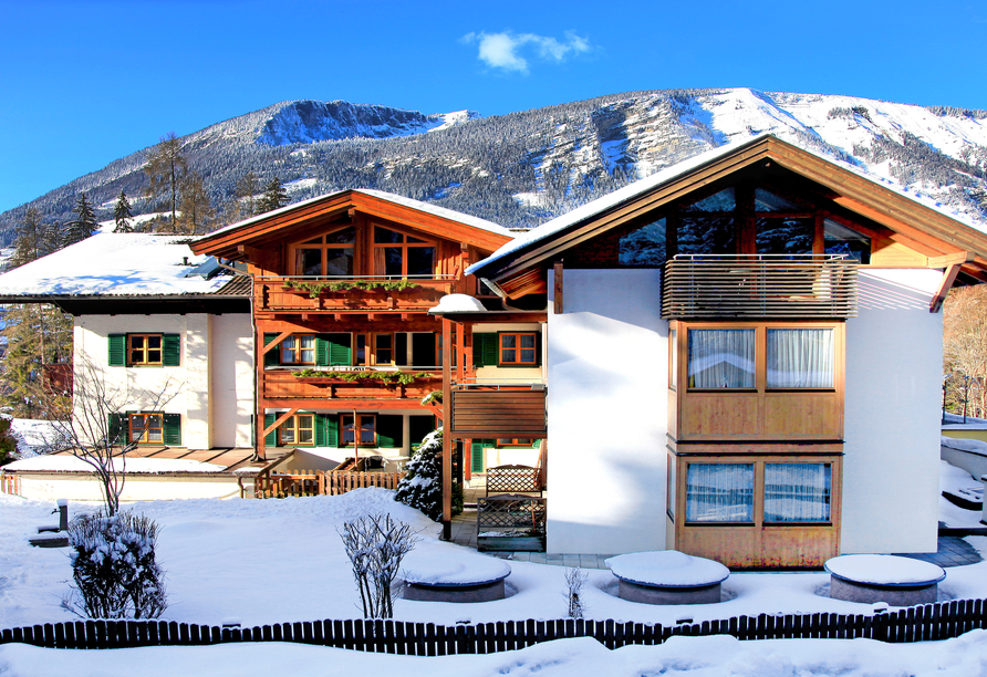 Das Naturhotel Schütterbad schmiegt sich harmonisch in die malerische Bergwelt des Saalachtals.