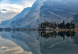 Märchenhafte Kulisse: Der Lago di Toblino mit seinem romantischen Wasserschloss lädt besonders im Winter zum Träumen ein.