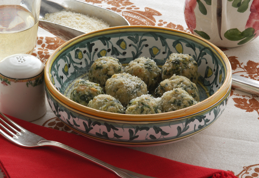 Probieren Sie regionale Köstlichkeiten wie die Spinatknödel Strangolapreti.