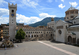 Die große Piazza del Duomo im Zentrum von Trient wird von einer Kathedrale, einem Palast und prachtvollen Bürgerhäusern eingerahmt.