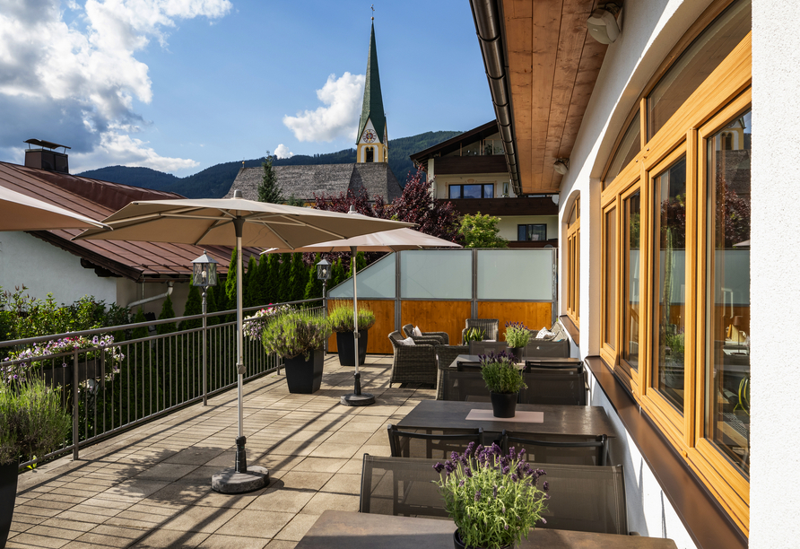 Spüren Sie die Sonne auf der Terrasse des Hotels.