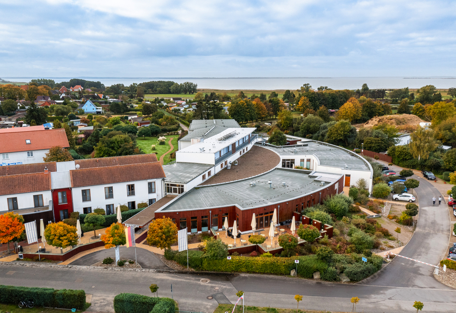 In ruhiger Lage mitten im ehemaligen Fischer- und Bauerndorf Koserow befindet sich Ihr Hotel.