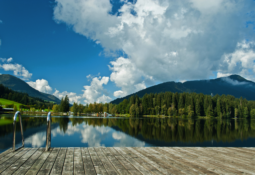 Entspannen Sie am nahe gelegenen Schwarzsee.