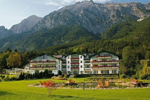 Ihr Hotel liegt eingebettet in der malerischen Berglandschaft von Tirol.