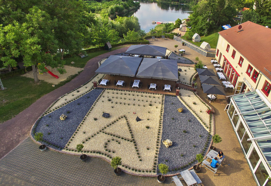 Terrasse mit Spielplatz und Seezugang am Bernstein Acamed Resort