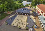 Terrasse mit Spielplatz und Seezugang am Bernstein Acamed Resort