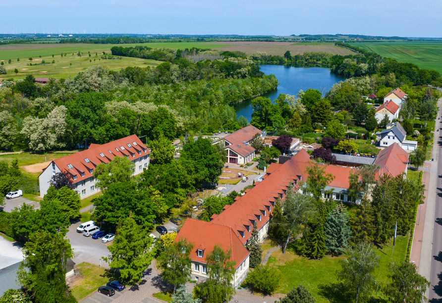 Das Bernstein Acamed Resort liegt idyllisch am Schachtsee.