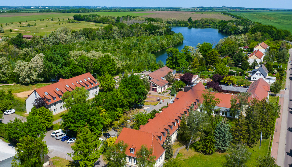 Das Bernstein Acamed Resort liegt idyllisch am Schachtsee.