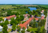 Das Bernstein Acamed Resort liegt idyllisch am Schachtsee.