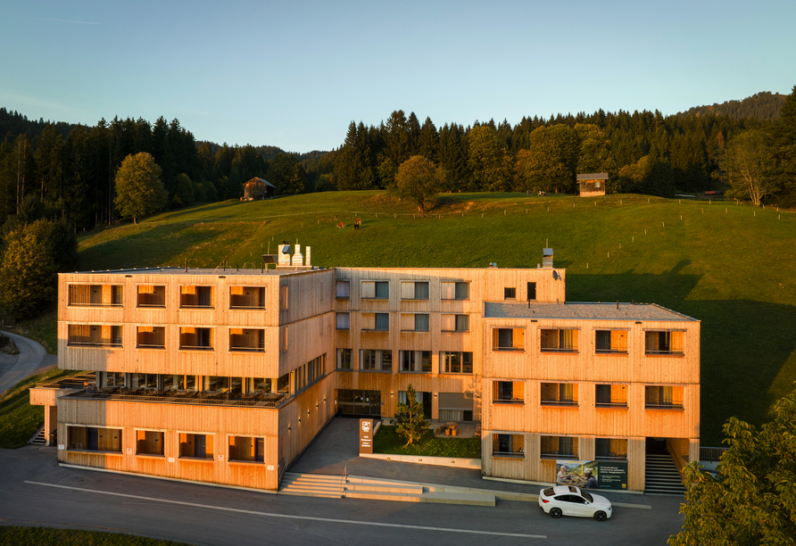 Das JUFA Hotel Laterns begrüßt Sie in herrlicher Alpenlandschaft.