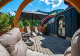 Auf der Terrasse des Wellnessbereichs können Sie wunderbar entspannen und den Blick auf die Berge genießen.