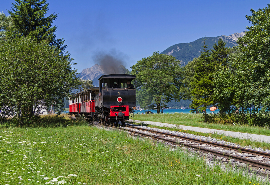 Erleben Sie eine Fahrt mit der nostalgischen Achenseebahn.